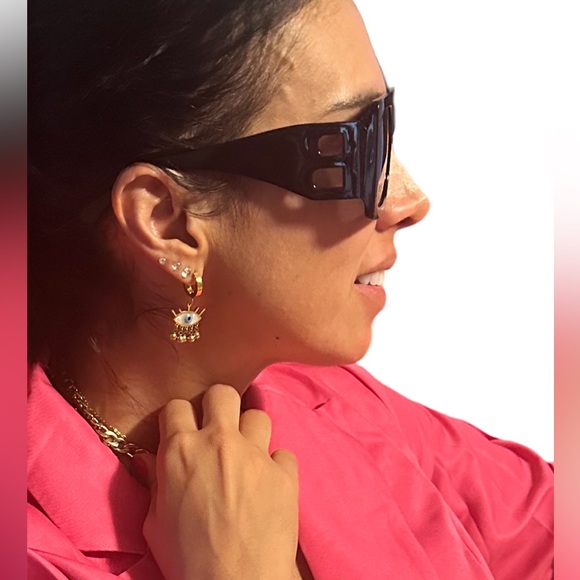 B Sunglasses black frame.  Very good copy. - Picture 5 of 6